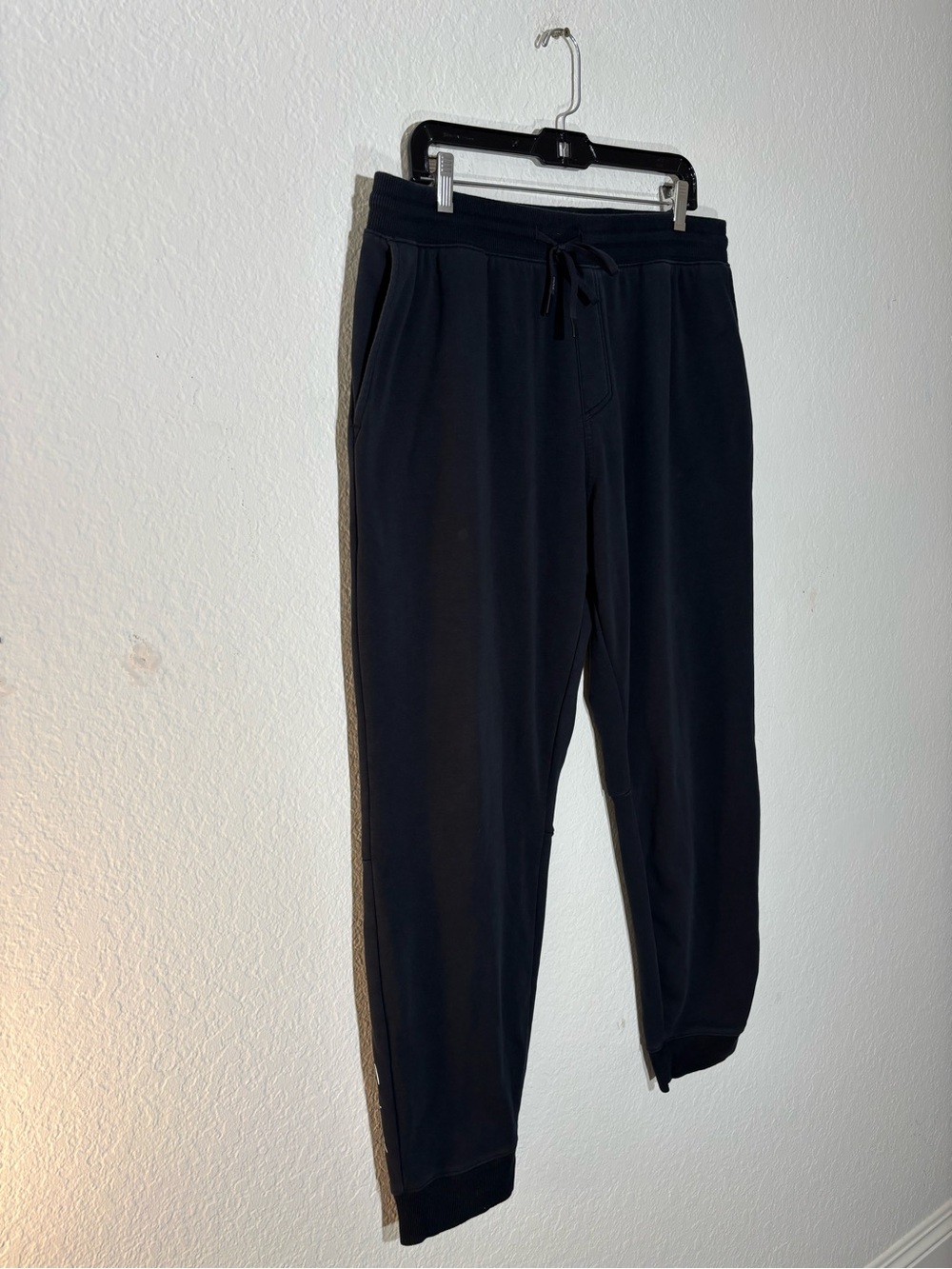 TravisMathew Jogger Pants Size XL Black Drawstring Logo Athletic Golf Pants - Picture 5 of 14